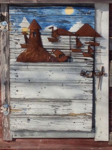 Majan ikkunaluukku saaressa Haukiputaan Martinniemessä. Lopputalvi 2013