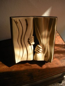 Oppi pyrkii ulos kirjasta. Kuva Nino Orlandi http://www.mymodernmet.com/profiles/blogs/nino-orlandi-wooden-sculpture